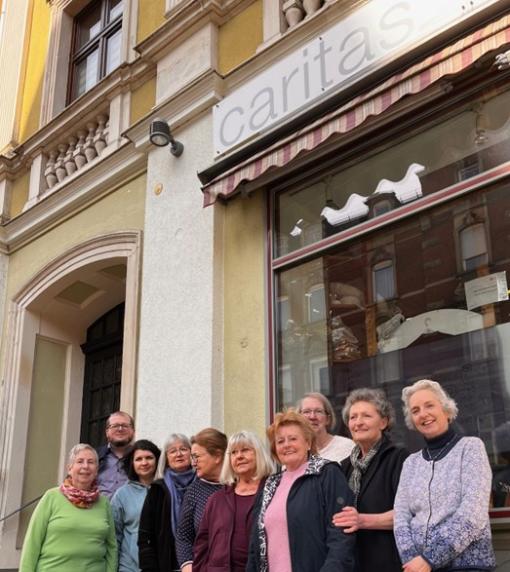 Zu Sehen sind die Frauen des Frauenbundes Hofer Land mit dem Caritas Geschäftsführer von Hof