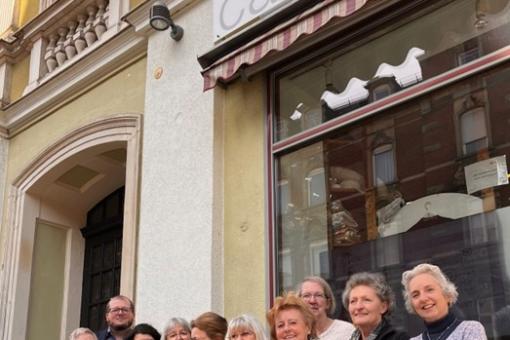 Zu Sehen sind die Frauen des Frauenbundes Hofer Land mit dem Caritas Geschäftsführer von Hof
