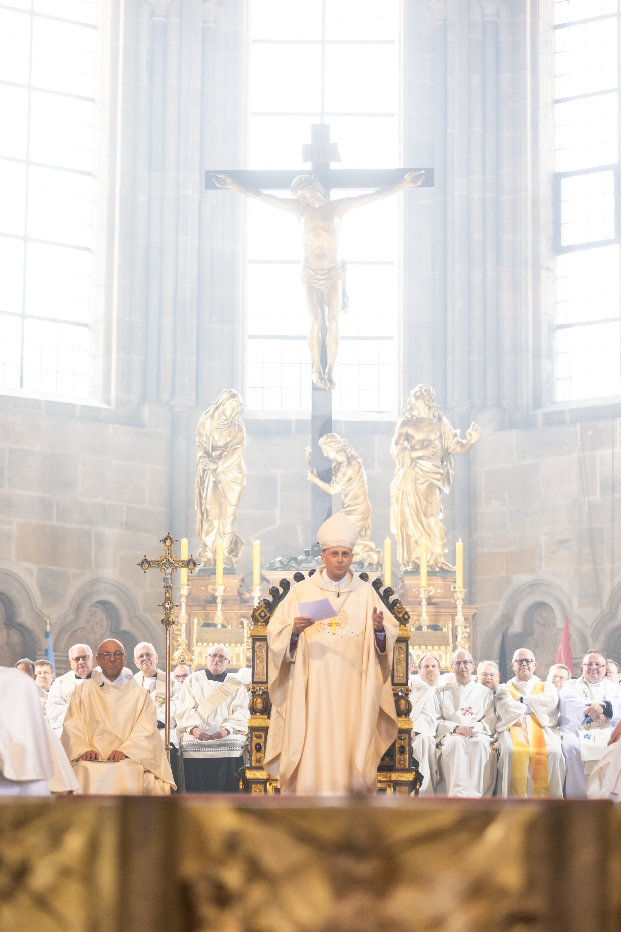 Erzbischof Herwig Gössl auf dem Bischofsstuhl Amtseinführung Erzbischof Herwig Gössl