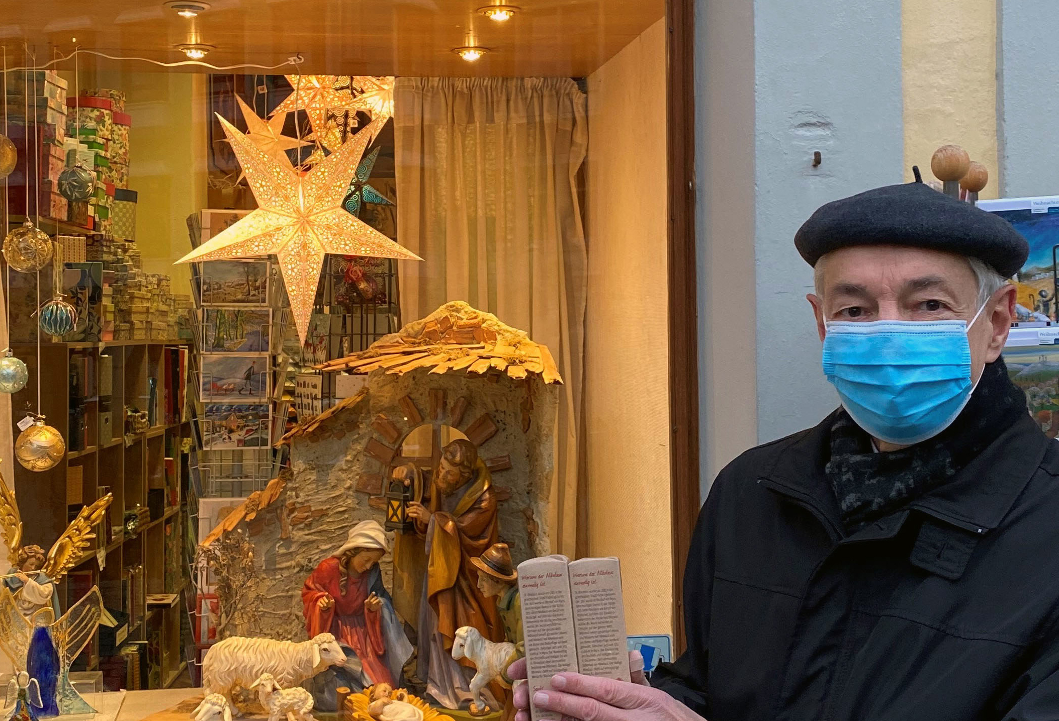 Erzbischof Schick beim Geschenkekaufen mit Maske Schick mit Maske