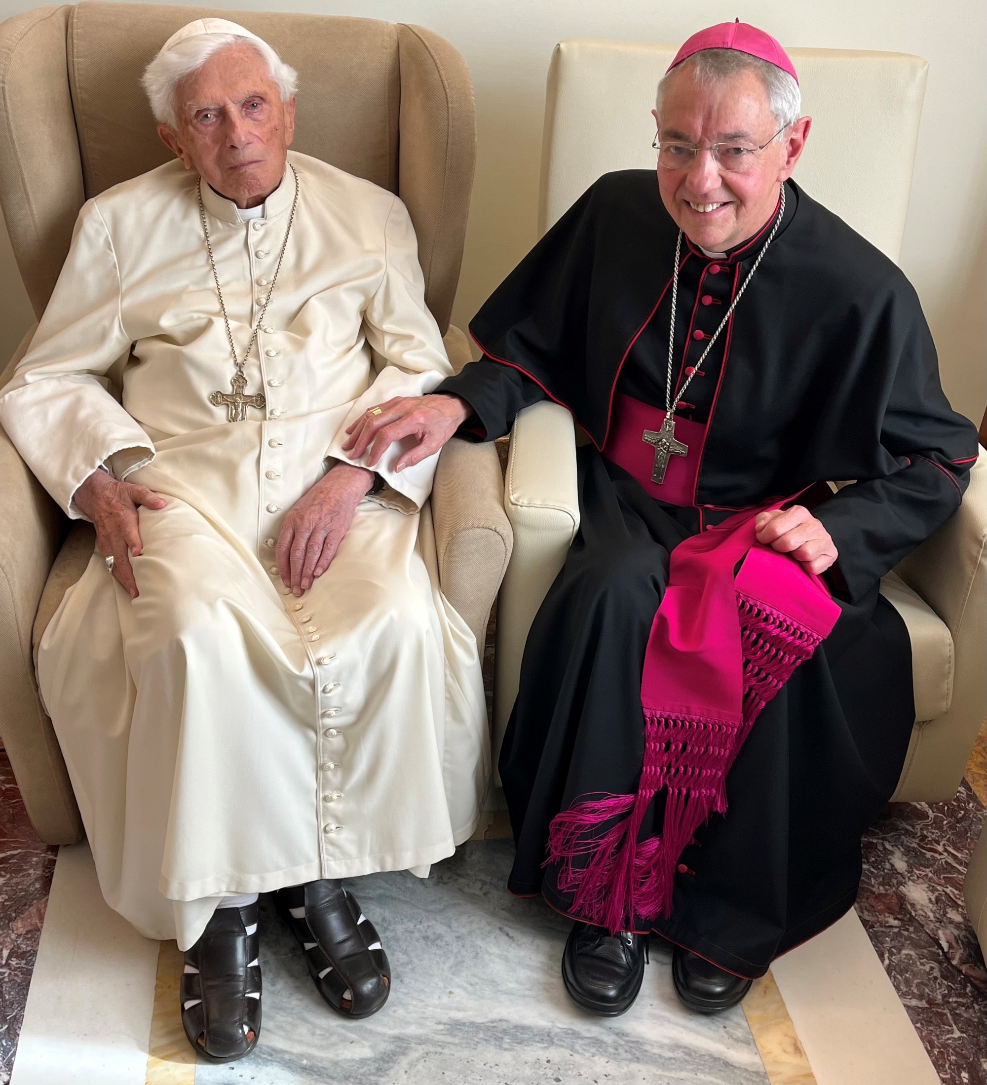 Erzbischof em. Ludwig Schick zu Besuch bei Papst em. Benedikt XVI. im Herbst 2022. Begegnung Papst em. Benedikt XVI und Ludwig Schick 2022