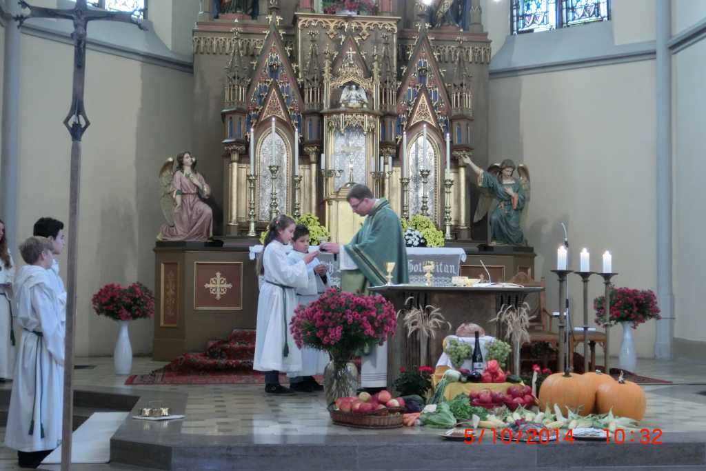Gaben vor dem Altar Erntedank 14