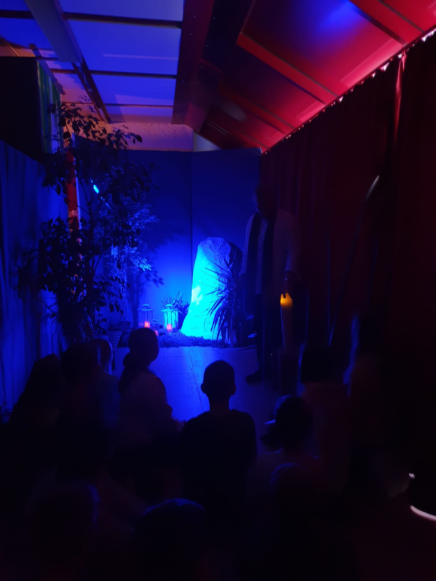 Grundschüler besuchen Ostergarten