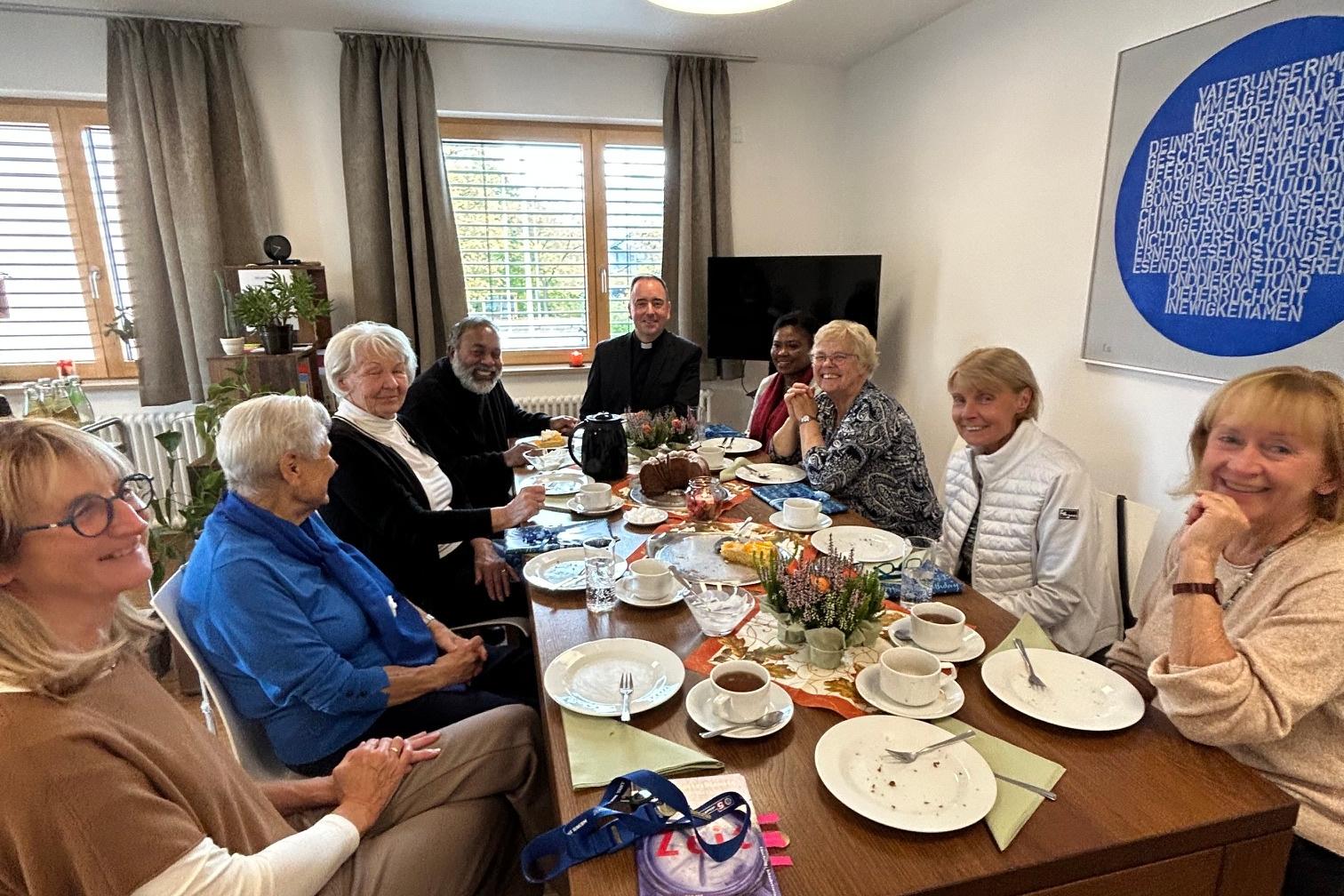 Geburtstagscafe für Frauenbundfrauen mit Dekan Seliger und  Pfarrvikar Sunny John als besondere Gäste