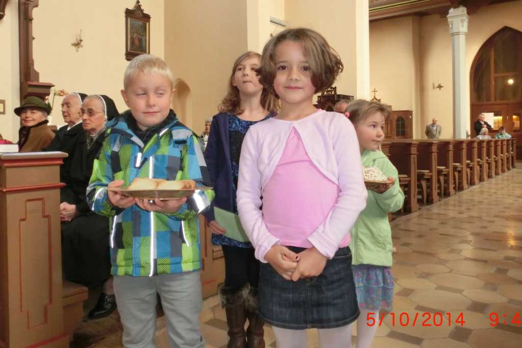 Kinder bringen Brot Erntedank 14