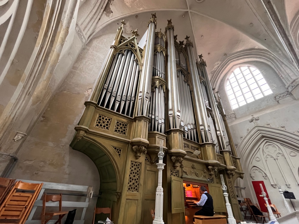 Musikdirektor Dr. Ludger Stühlmeyer an der Orgel des Greifswalder Doms
