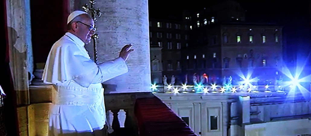 Papst Franziskus I. nach seiner Wahl 2013 - screenshot by katholisch.de