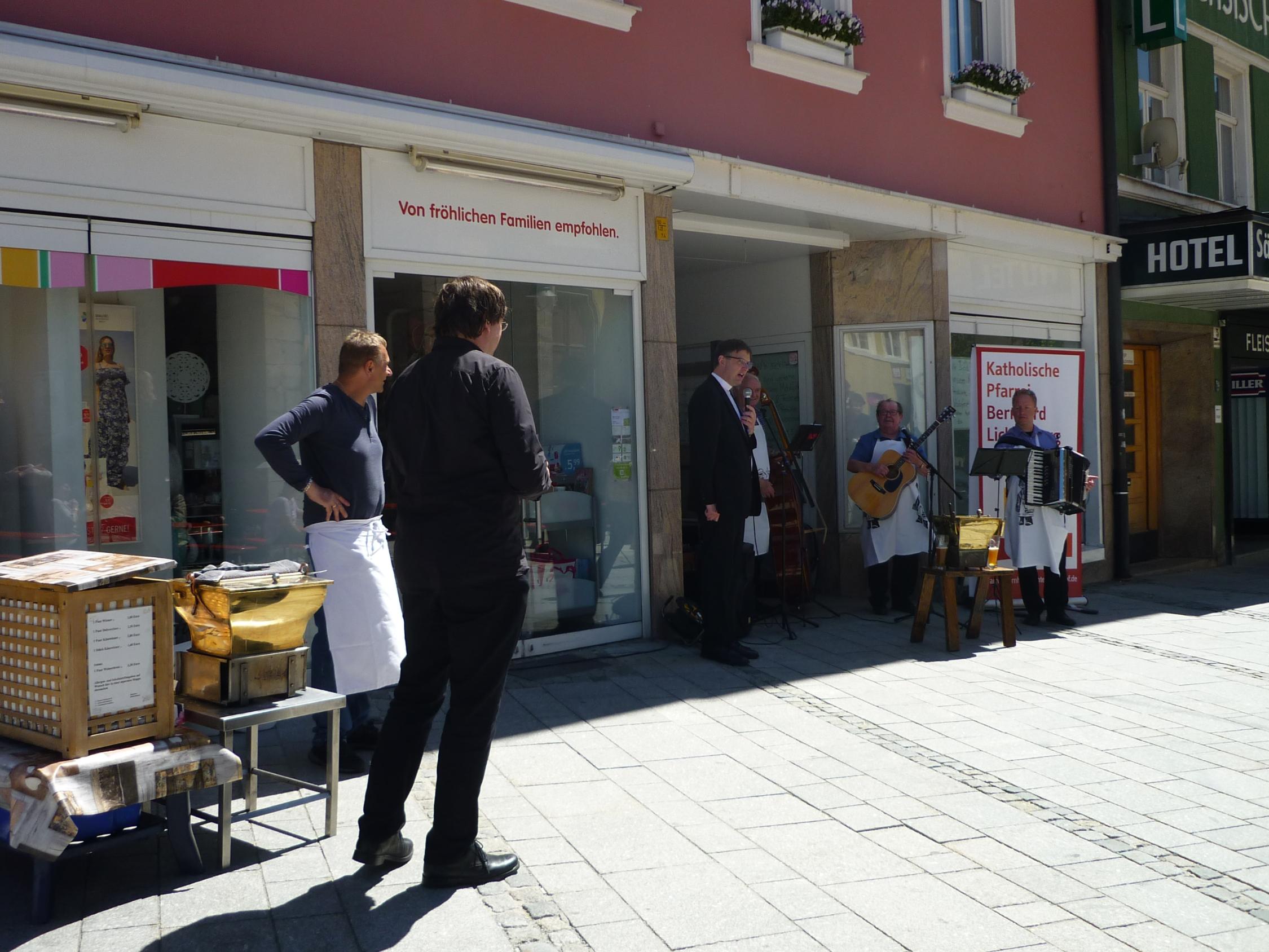 Wärschtlamänner vor der Marienkirche